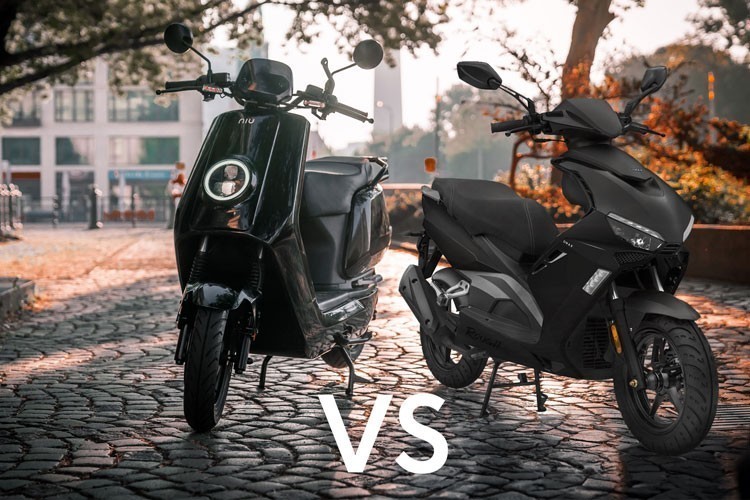 Elmoped och bensinmoped sida vid sida, symboliserar en jämförelse mellan de två